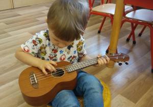 Igorek gra na ukulele
